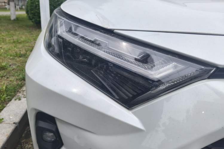 Used Toyota RAV4 2023 Dual-Engine 2.5L E-CVT Two-Wheel Drive Elite Plus Edition Right Front Headlight