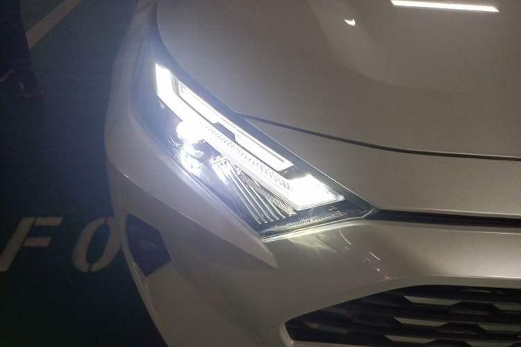 Used Toyota RAV4 2023 Dual-Engine 2.5L E-CVT Two-Wheel Drive Elite Plus Edition Right Front Headlight