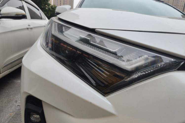 Used Toyota RAV4 2023 2.0L CVT Two-Wheel Drive 20th Anniversary Platinum Edition Right Front Headlight
