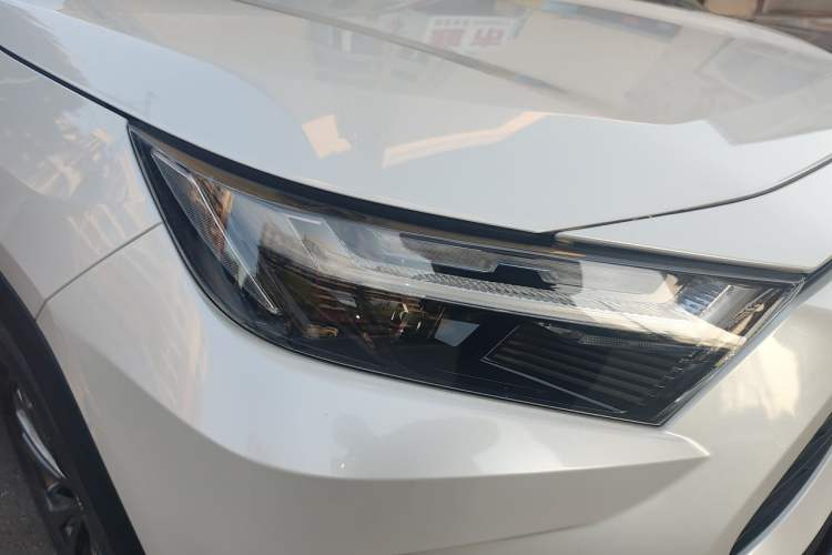 Used Toyota RAV4 2023 2.0L CVT Two-Wheel Drive 20th Anniversary Platinum Edition Right Front Headlight
