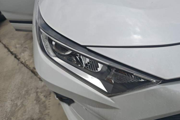 Used Toyota RAV4 2023 Dual-Motor 2.5L E-CVT Two-Wheel Drive Elite Edition Right Front Headlight