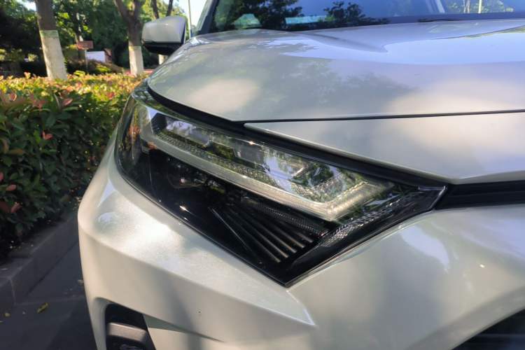 Used Toyota RAV4 2023 2.0L CVT Two-Wheel Drive 20th Anniversary Platinum Edition Right Front Headlight