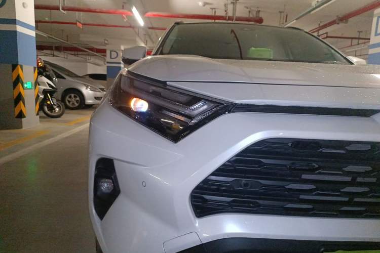 Used Toyota RAV4 2023 2.0L CVT Two-Wheel Drive Fashion Plus Edition Right Front Headlight