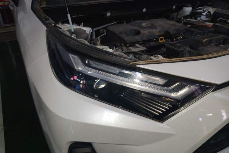 Used Toyota RAV4 2023 2.0L CVT Two-Wheel Drive 20th Anniversary Platinum Edition Right Front Headlight