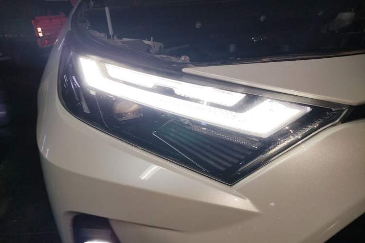 Used Toyota RAV4 2023 2.0L CVT Two-Wheel Drive 20th Anniversary Platinum Edition Right Front Headlight