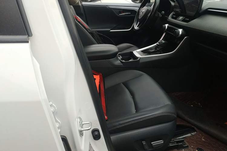 Used Toyota RAV4 2023 2.0L CVT Two-Wheel Drive Fashion Plus Edition Right Front Seat