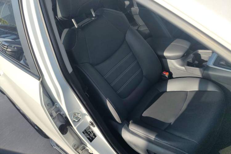 Used Toyota RAV4 2023 2.0L CVT Two-Wheel Drive 20th Anniversary Platinum Edition Right Front Seat
