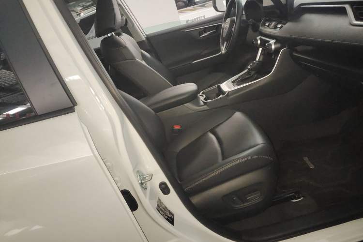 Used Toyota RAV4 2023 2.0L CVT Two-Wheel Drive Fashion Plus Edition Right Front Seat