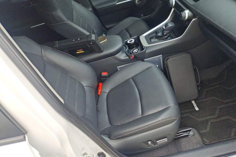 Used Toyota RAV4 2023 2.0L CVT Two-Wheel Drive 20th Anniversary Platinum Edition Right Front Seat