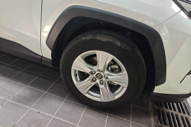 Used Toyota RAV4 2023 2.0L CVT Two-Wheel Drive Urban Edition Right Front Wheel Hub