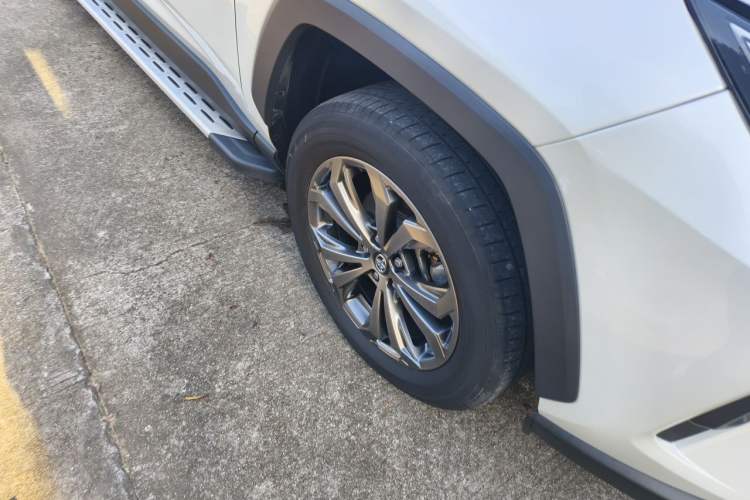 Used Toyota RAV4 2023 2.0L CVT Two-Wheel Drive Fashion Edition Right Front Wheel Hub