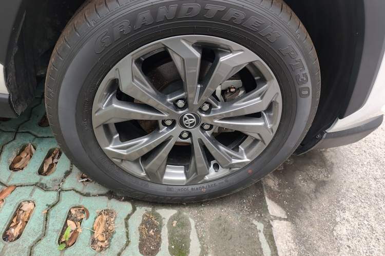 Used Toyota RAV4 2023 2.0L CVT Two-Wheel Drive 20th Anniversary Platinum Edition Right Front Wheel Hub