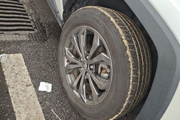 Used Toyota RAV4 2023 2.0L CVT Two-Wheel Drive 20th Anniversary Platinum Edition Right Front Wheel Hub