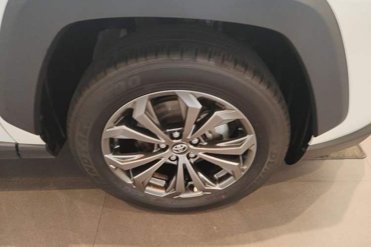 Used Toyota RAV4 2023 2.0L CVT 4x4 Explorer Plus Edition Right Front Wheel Hub