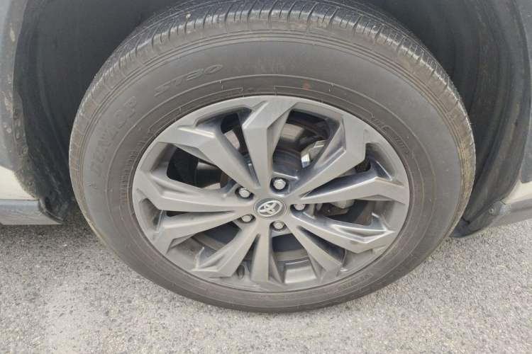 Used Toyota RAV4 2023 2.0L CVT Two-Wheel Drive 20th Anniversary Platinum Edition Right Front Wheel Hub