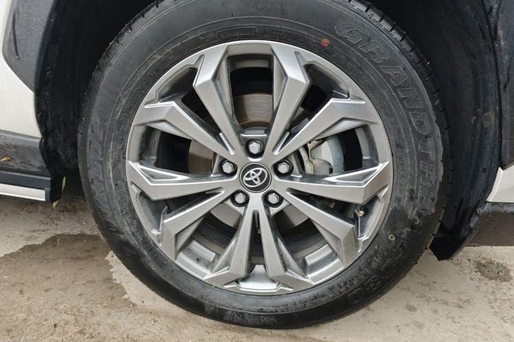 Used Toyota RAV4 2023 2.0L CVT Two-Wheel Drive 20th Anniversary Platinum Edition Right Front Wheel Hub