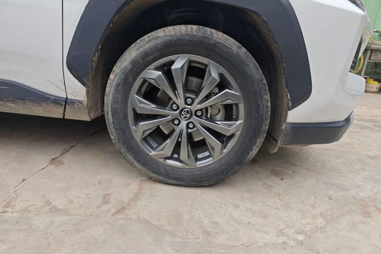 Used Toyota RAV4 2023 2.0L CVT 4x4 Explorer Plus Edition Right Front Wheel Hub