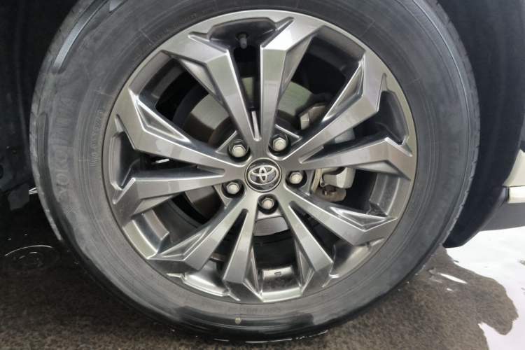 Used Toyota RAV4 2023 2.0L CVT Two-Wheel Drive 20th Anniversary Platinum Edition Right Front Wheel Hub