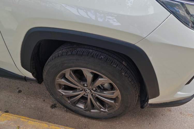 Used Toyota RAV4 2023 2.0L CVT Two-Wheel Drive 20th Anniversary Platinum Edition Right Front Wheel Hub