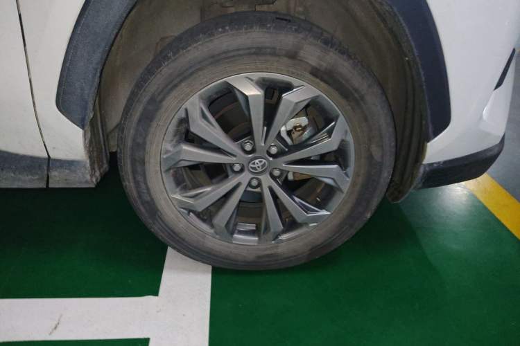 Used Toyota RAV4 2023 2.0L CVT Two-Wheel Drive 20th Anniversary Platinum Edition Right Front Wheel Hub