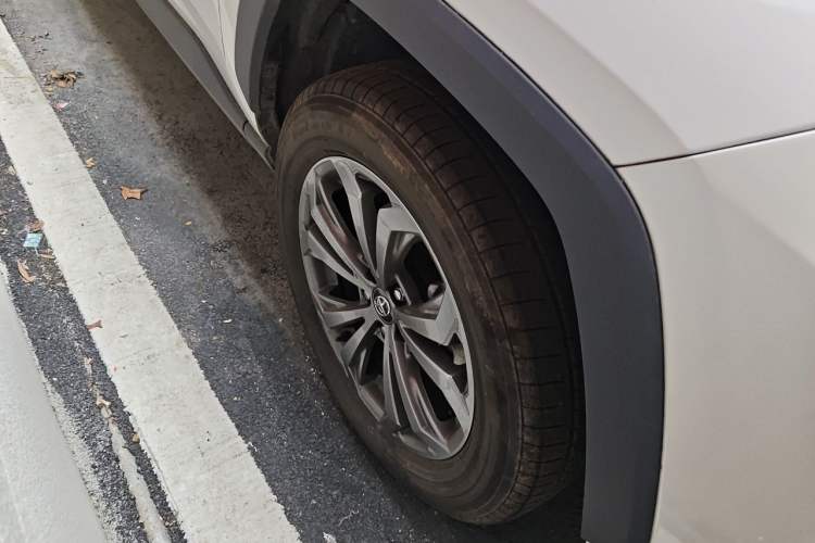 Used Toyota RAV4 2023 2.0L CVT Two-Wheel Drive 20th Anniversary Platinum Edition Right Front Wheel Hub