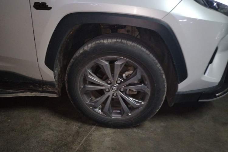 Used Toyota RAV4 2023 2.0L CVT Two-Wheel Drive 20th Anniversary Platinum Edition Right Front Wheel Hub