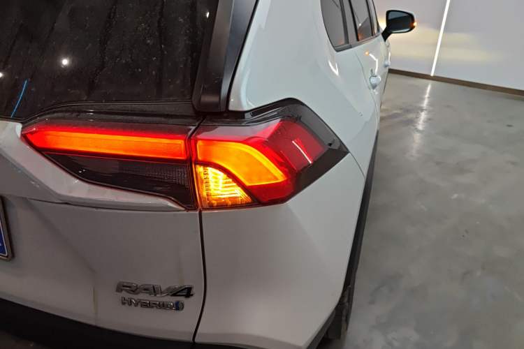 Used Toyota RAV4 2023 Dual-Engine 2.5L E-CVT Two-Wheel Drive Elite Plus Edition Right Rear Taillight