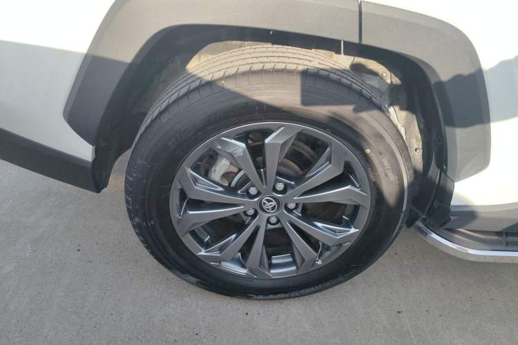 Used Toyota RAV4 2023 2.0L CVT Two-Wheel Drive 20th Anniversary Platinum Edition Right Rear Wheel Hub