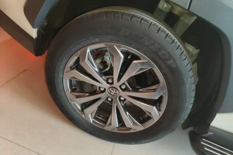 Used Toyota RAV4 2023 2.0L CVT Two-Wheel Drive 20th Anniversary Platinum Edition Right Rear Wheel Hub
