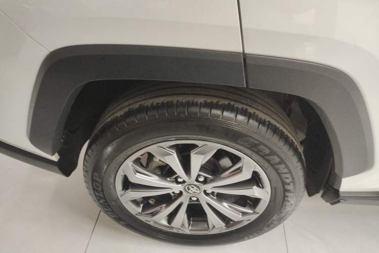 Used Toyota RAV4 2023 2.0L CVT Two-Wheel Drive 20th Anniversary Platinum Edition Right Rear Wheel Hub