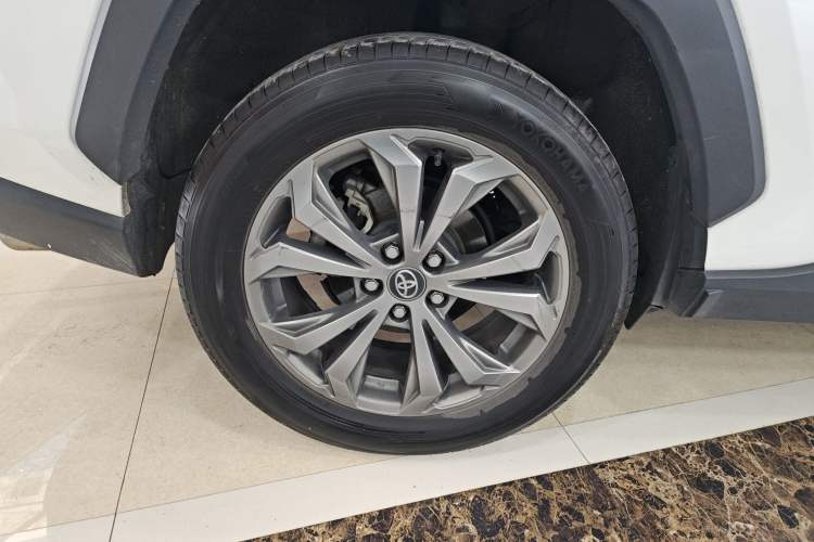 Used Toyota RAV4 2023 2.0L CVT Two-Wheel Drive 20th Anniversary Platinum Edition Right Rear Wheel Hub
