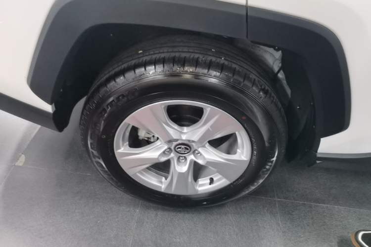 Used Toyota RAV4 2023 2.0L CVT Two-Wheel Drive Urban Edition Right Rear Wheel Hub