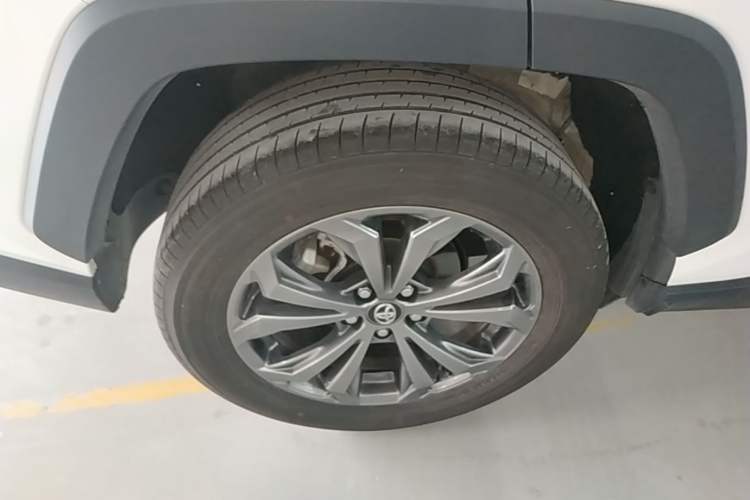 Used Toyota RAV4 2023 2.0L CVT Two-Wheel Drive 20th Anniversary Platinum Edition Right Rear Wheel Hub
