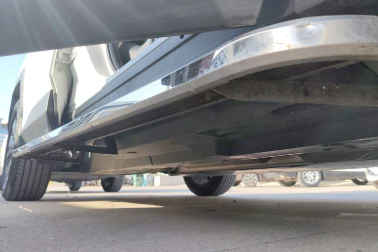 Used Toyota RAV4 2023 2.0L CVT Two-Wheel Drive 20th Anniversary Platinum Edition Right Side Sill