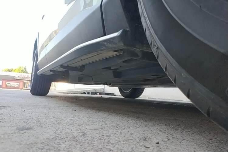 Used Toyota RAV4 2023 2.0L CVT Two-Wheel Drive Urban Edition Right Side Sill