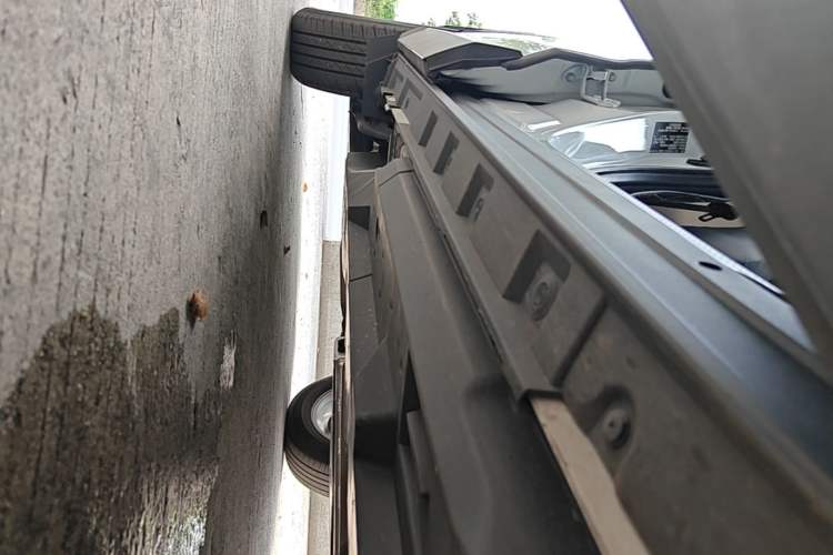 Used Toyota RAV4 2023 2.0L CVT Two-Wheel Drive Urban Edition Right Side Sill