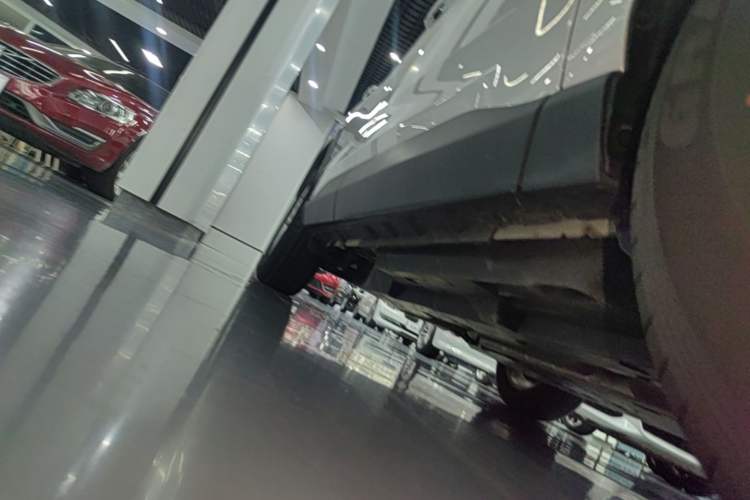 Used Toyota RAV4 2023 2.0L CVT Two-Wheel Drive Urban Edition Right Side Sill