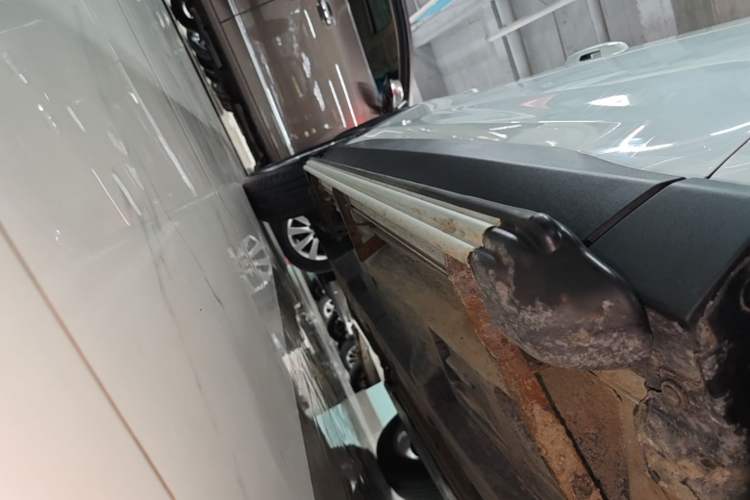 Used Toyota RAV4 2023 2.0L CVT Two-Wheel Drive Urban Edition Right Side Sill