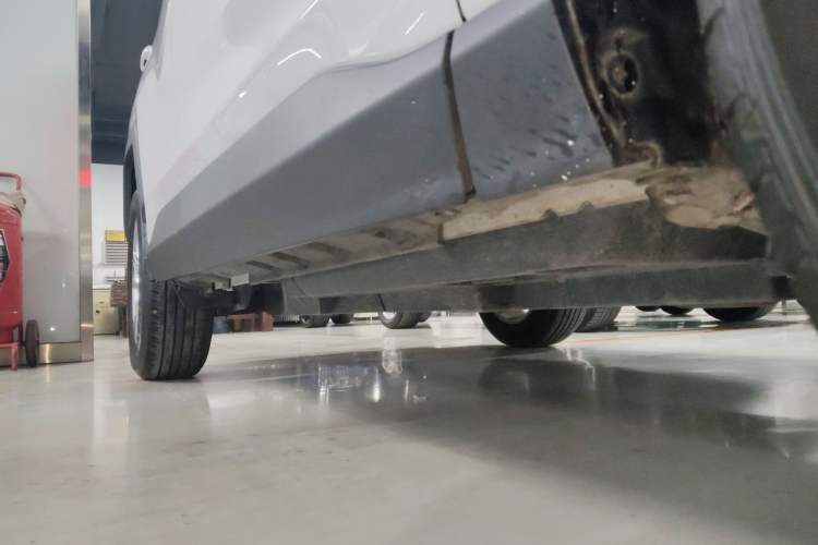 Used Toyota RAV4 2023 2.0L CVT Two-Wheel Drive Urban Edition Right Side Sill