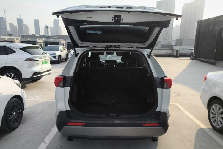 Used Toyota RAV4 2023 2.0L CVT Two-Wheel Drive Fashion Plus Edition Trunk