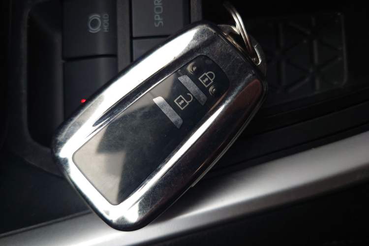 Used Toyota RAV4 2023 2.0L CVT Two-Wheel Drive Fashion Edition Vehicle Key