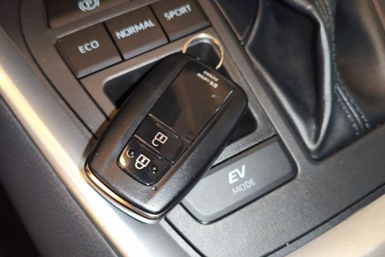 Used Toyota RAV4 2023 Dual-Engine 2.5L E-CVT Two-Wheel Drive Elite Plus Edition Vehicle Key