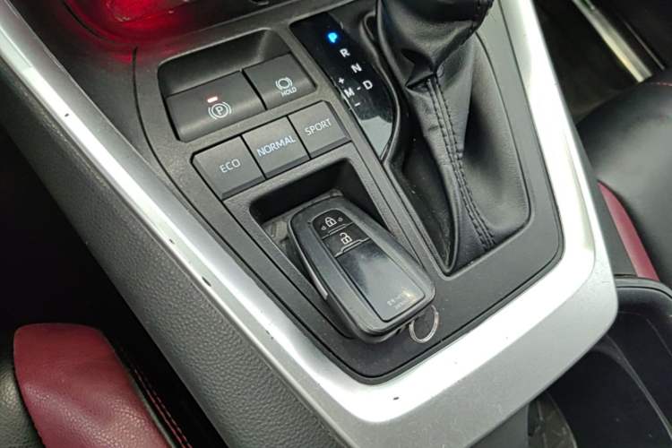 Used Toyota RAV4 2023 2.0L CVT Two-Wheel Drive Fashion Edition Vehicle Key