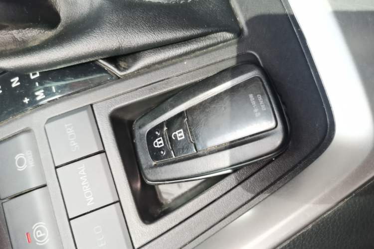 Used Toyota RAV4 2023 2.0L CVT Two-Wheel Drive Fashion Edition Vehicle Key