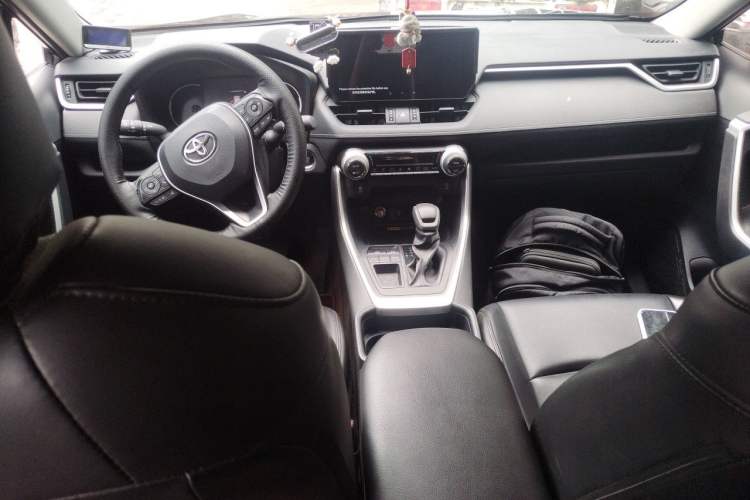 Used Toyota RAV4 2024 2.0L CVT Two-Wheel Drive Fashion Edition Center Console