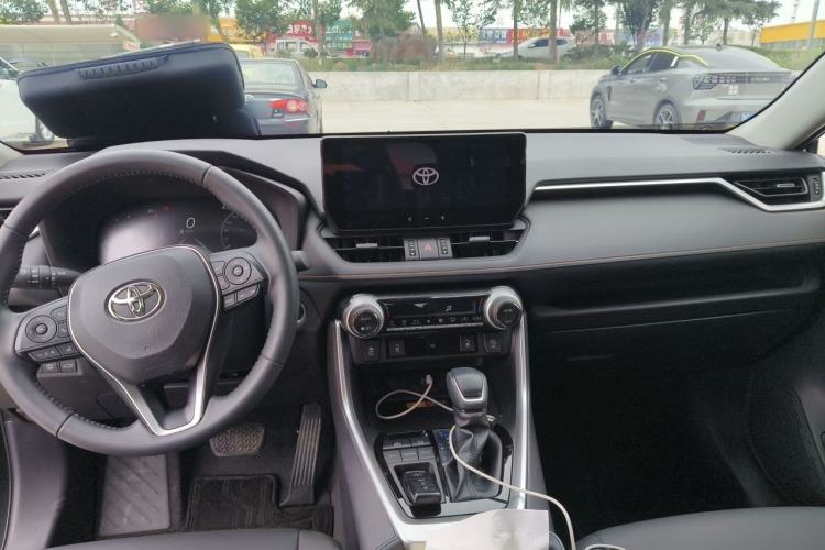 Used Toyota RAV4 2024 2.0L CVT Two-Wheel Drive Fashion Plus Edition Center Console