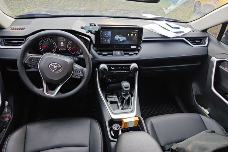 Used Toyota RAV4 2024 2.0L CVT Two-Wheel Drive Urban Edition Center Console