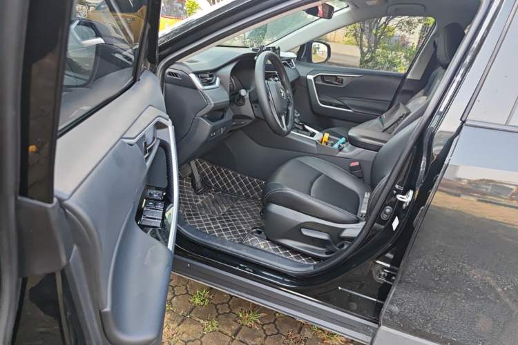 Used Toyota RAV4 2024 2.0L CVT Two-Wheel Drive Urban Edition Driver Seat