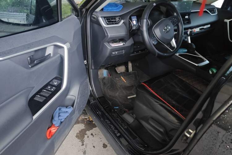 Used Toyota RAV4 2024 2.0L CVT Two-Wheel Drive Urban Edition Driver Seat