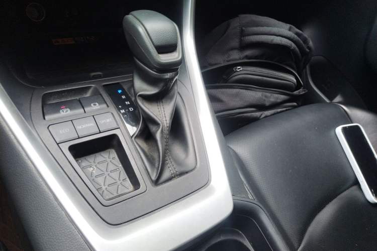 Used Toyota RAV4 2024 2.0L CVT Two-Wheel Drive Fashion Edition Gear Lever